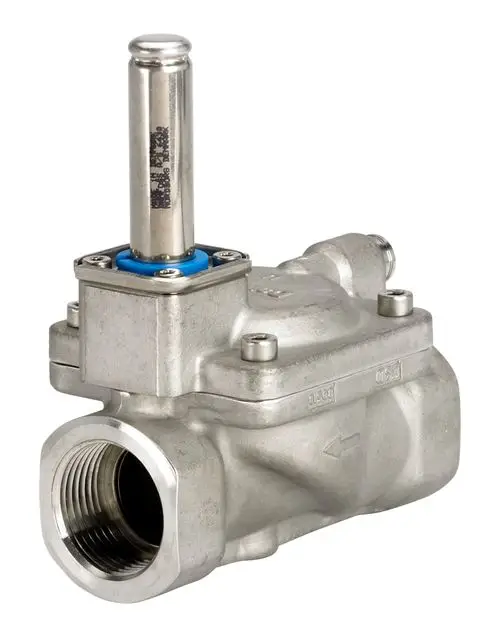 Edelstahl-Magnetventil mit einem seitlichen Anschluss und einem vertikalen Antrieb. Das Ventil ist von Danfoss und scheint für industrielle Anwendungen geeignet zu sein.